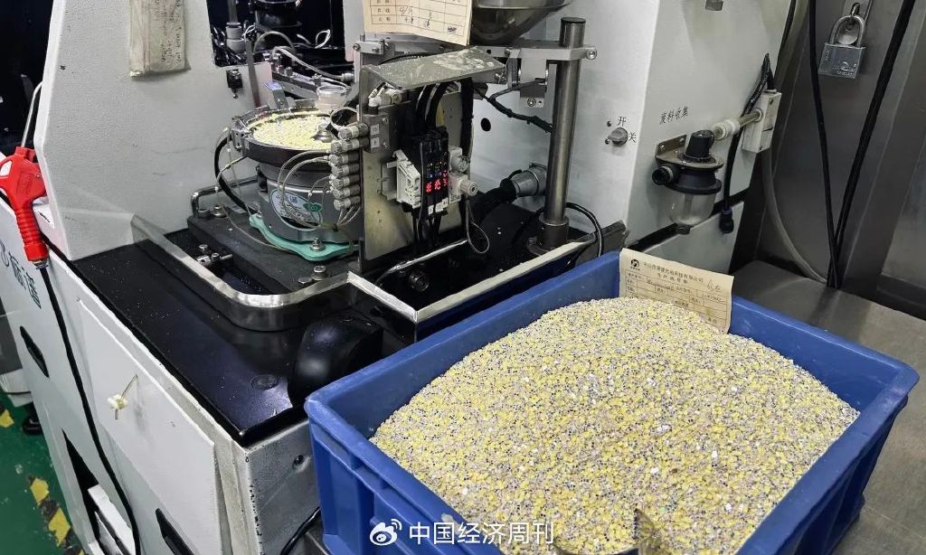 LED灯珠与处理机器，来源：界面新闻