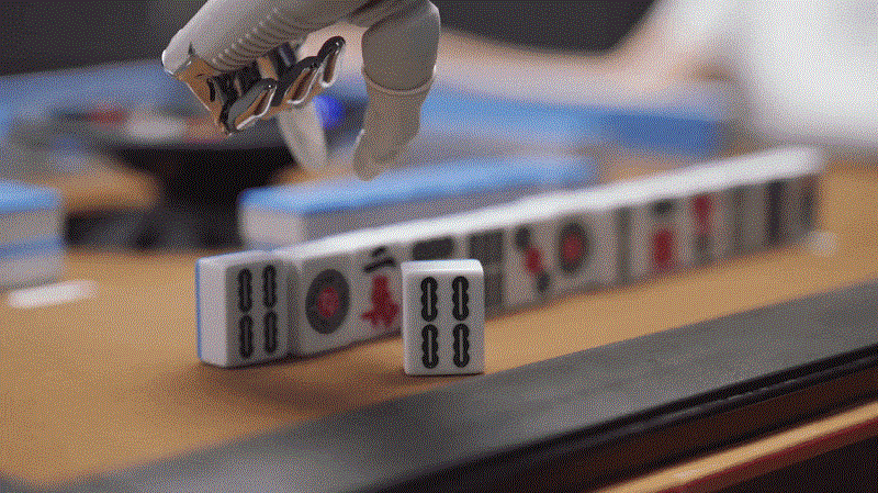 （图：机器人自行抓牌和打牌）