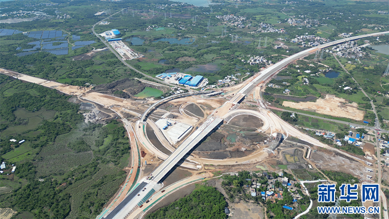 建设中的洋浦疏港高速公路项目。新华网发（丁一 摄）