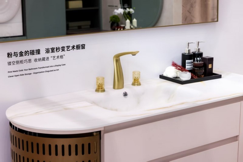 图为建博会现场Lamett乐迈石晶展位新品