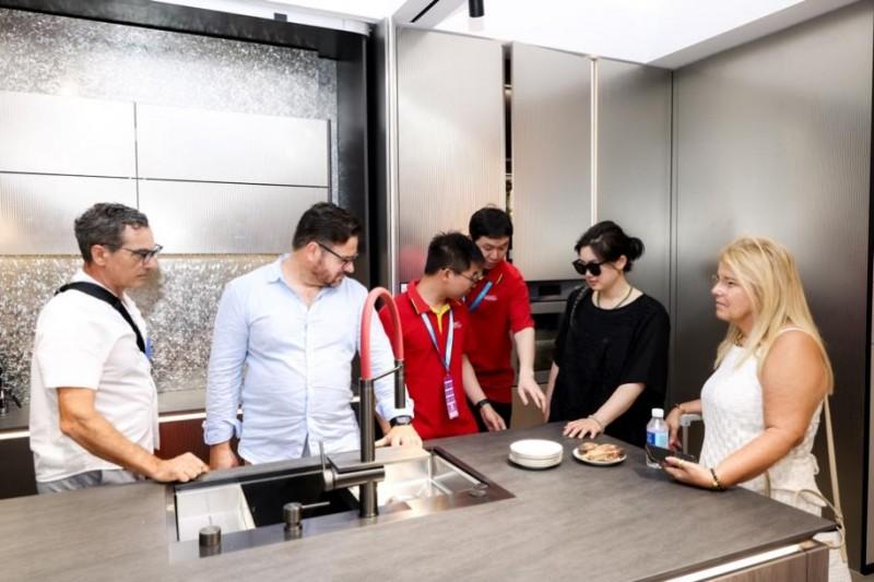 用户现场体验新品