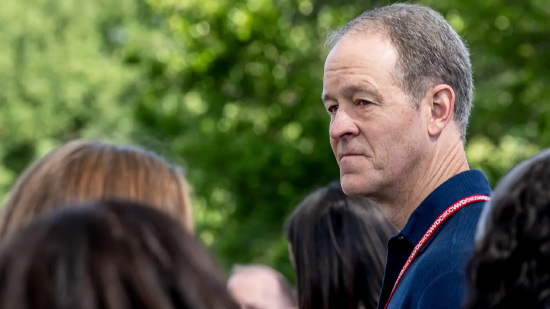 苹果说，运营总监杰夫·威廉姆斯（Jeff Williams）