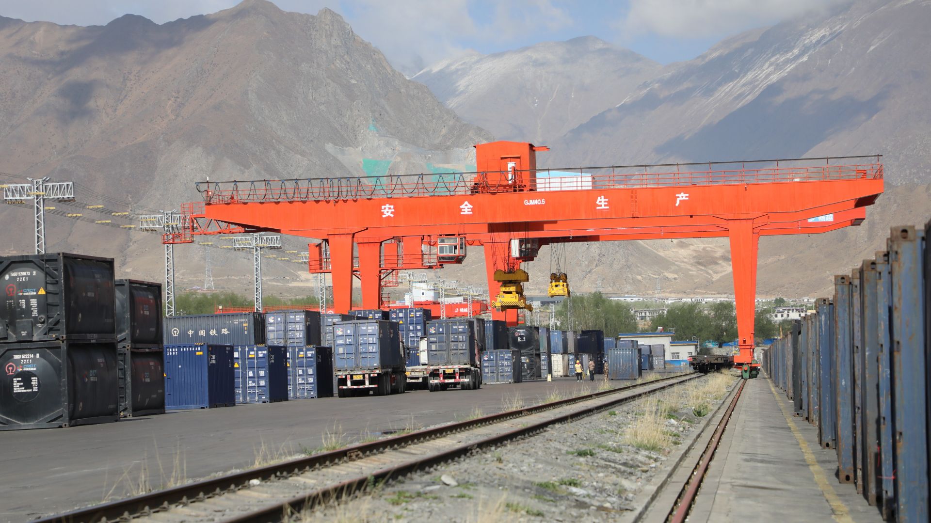 青藏铁路格拉段:从尘土飞扬到现代街区