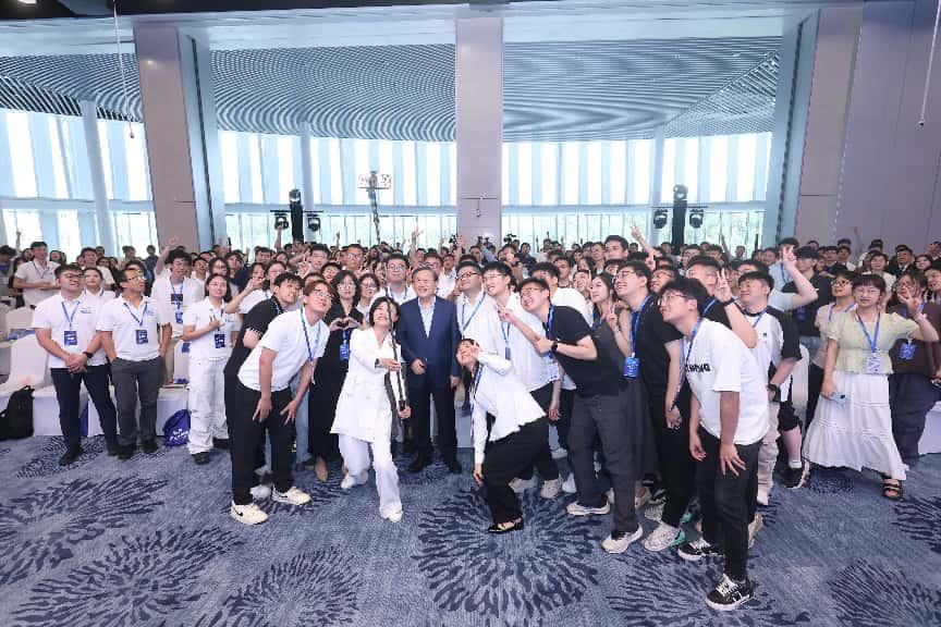 中国科协主席万钢与青年科技工作者会后合影。中国科协供图