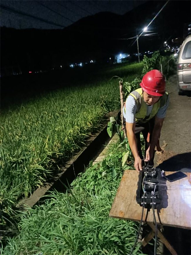 在瑞安,抢修人员顶风冒雨展开作业,紧急熔接断裂光缆恢复通信