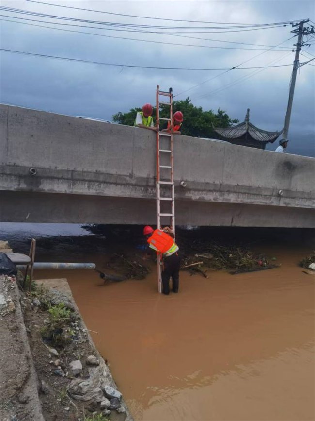 在温州苍南,抢修人员克服恶劣天气影响,冒雨开展故障抢修