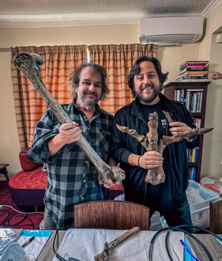 ▲ 彼得・杰克逊（左）和 Colossal 的 CEO 本・拉姆（右）正在加紧收集更多骨头，图源 IGN