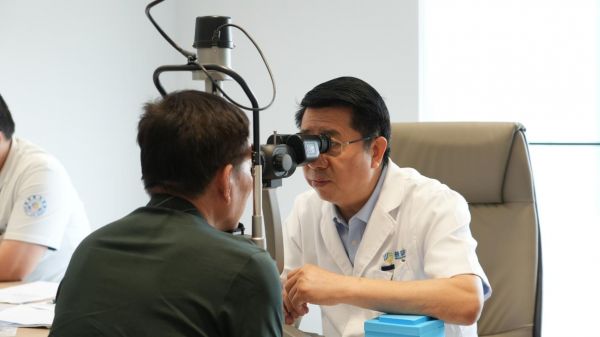 刘红山院长给刘叔叔眼部检查