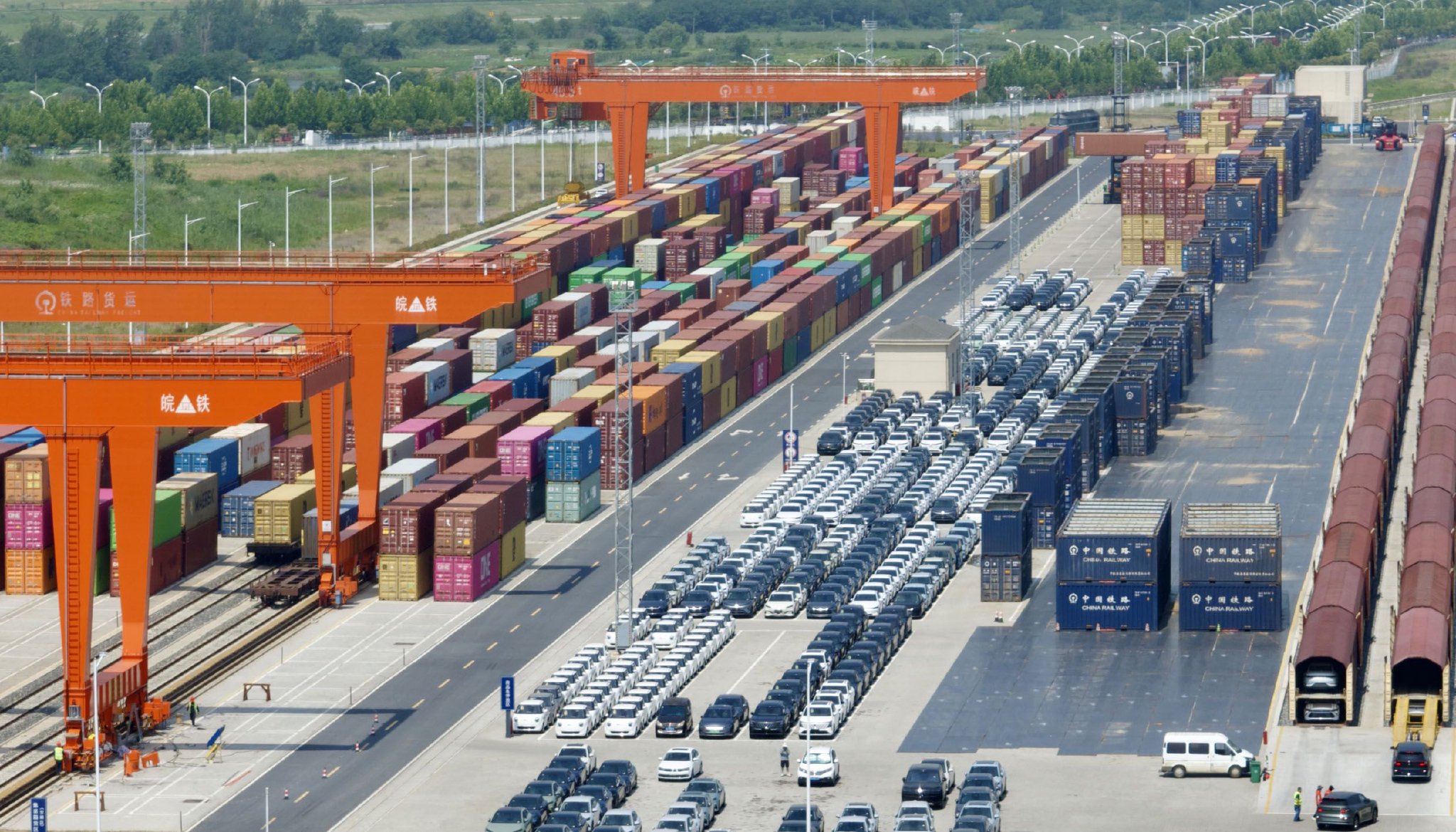 图为在合肥派河港铁路物流基地等待装车出口的新能源汽车。新华社记者　周牧　摄