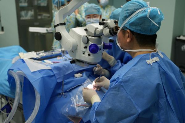 刘红山院长给刘叔叔做手术中