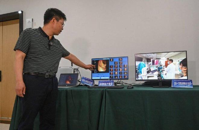 2025年7月10日，重庆邮电大学研究生院江南分院，工作人员介绍鼻咽喉医疗AI 大模型。 记者 郑宇 摄