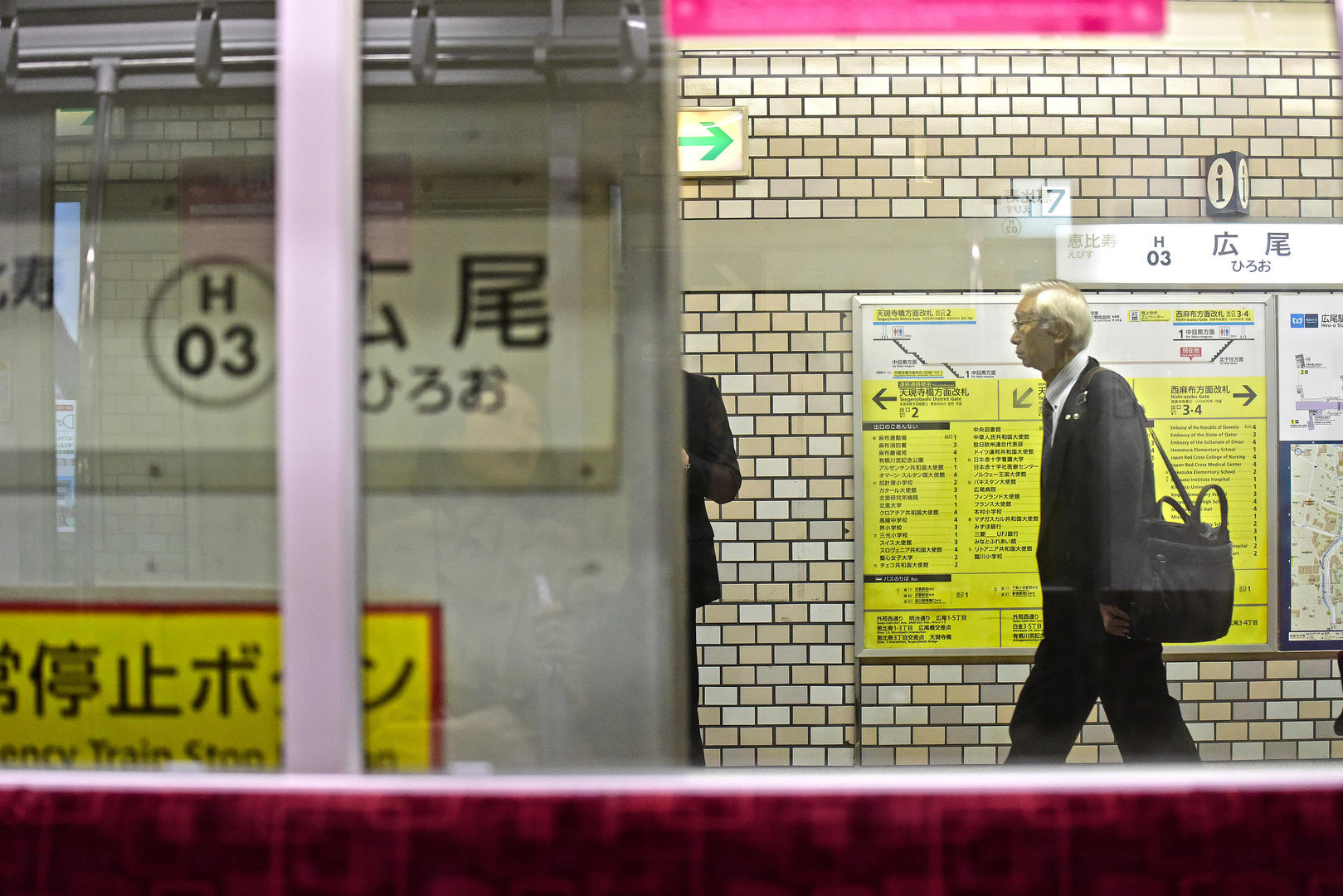 ▲（资料图）日本东京地铁里一位背着公文包的老年人 图据视觉中国
