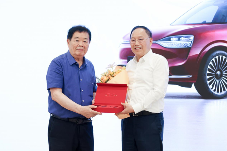 新车向科学技术大学M9 Fuyao的新教育和送货仪式致