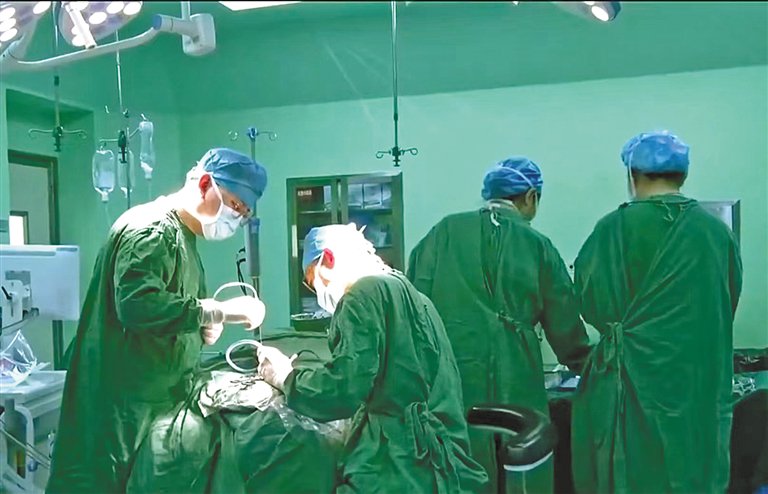 专家为患儿开展人工耳蜗植入手术。 （自治区医保局供图）　　