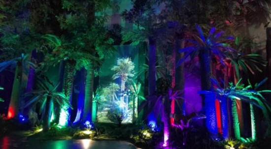 “神笔马良”互动体验区（左图）和半透明纱幕投影区（右图）呈现迷人的投影效果