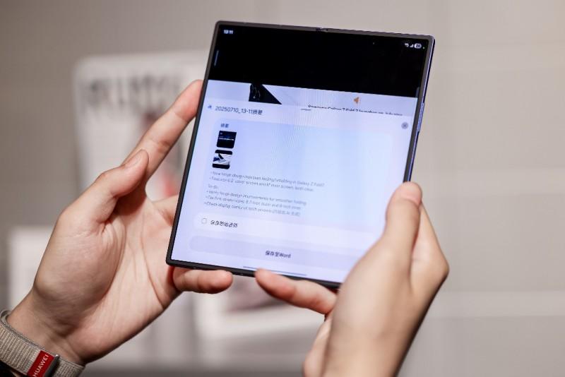 三星Galaxy Z Flip7：超大外屏刷新掌心折叠手机体验