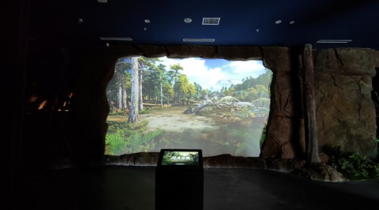 “神笔马良”互动体验区（左图）和半透明纱幕投影区（右图）呈现迷人的投影效果