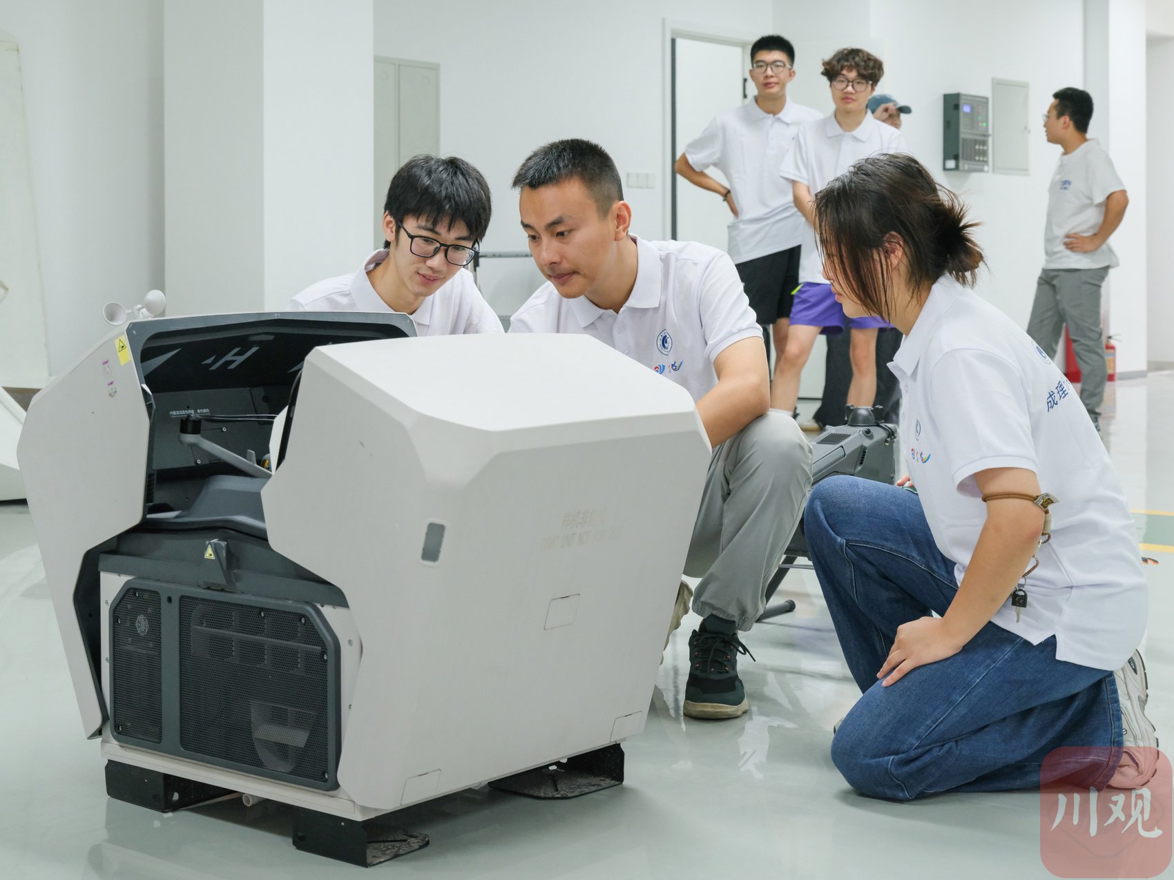 研发团队成员调试设备