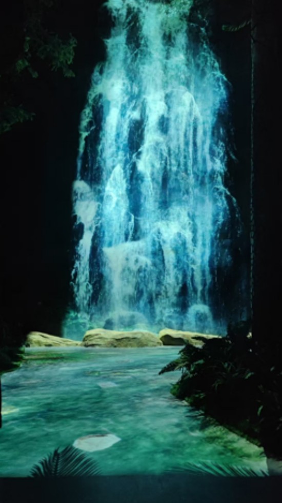 入口大厅的热河生物群投影展示（左图）及瀑布投影体验区（右图）是朝阳市古生物化石博物馆的亮点