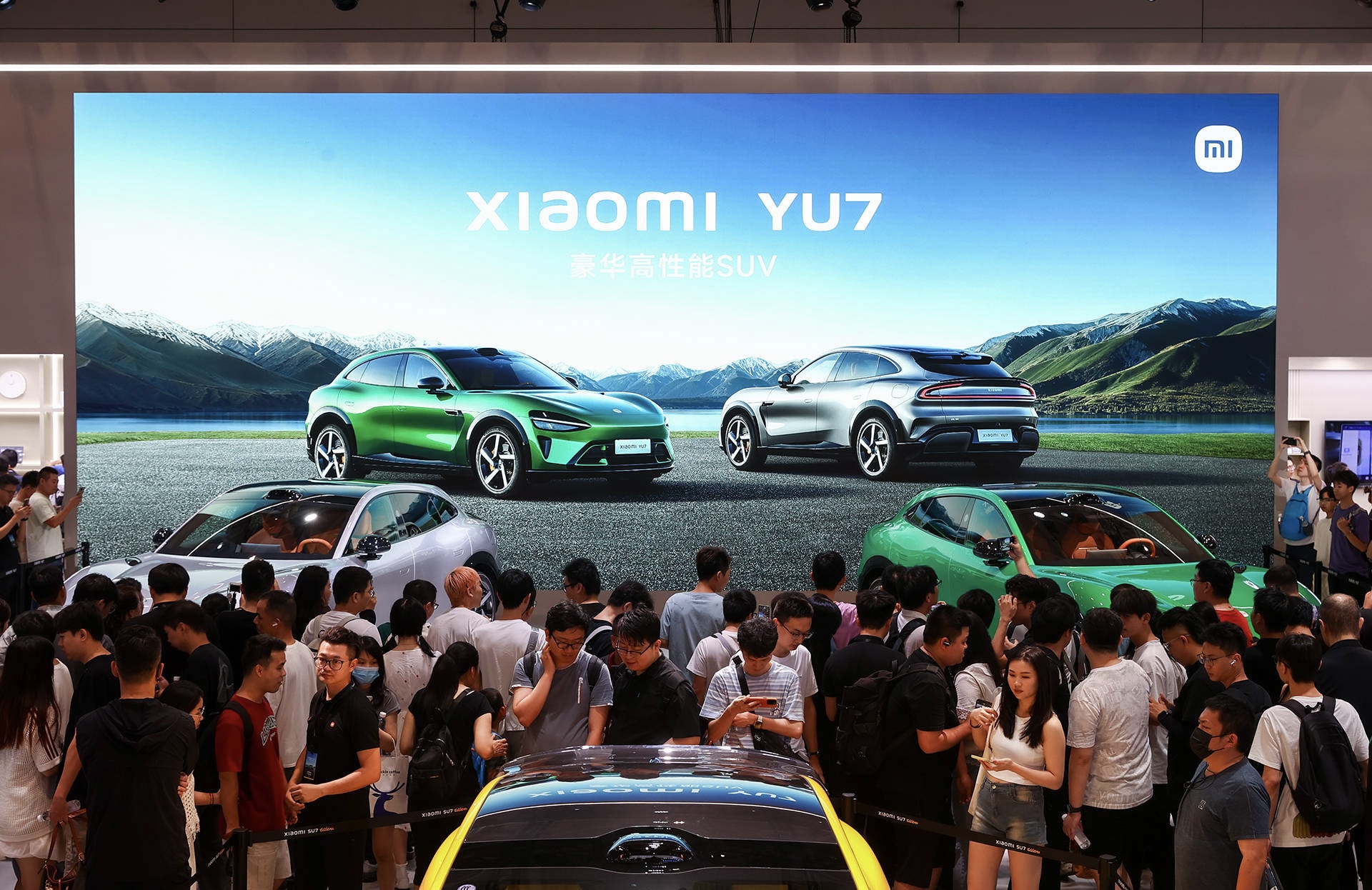 围观小米YU7的消费者，图片来源：小米汽车微博