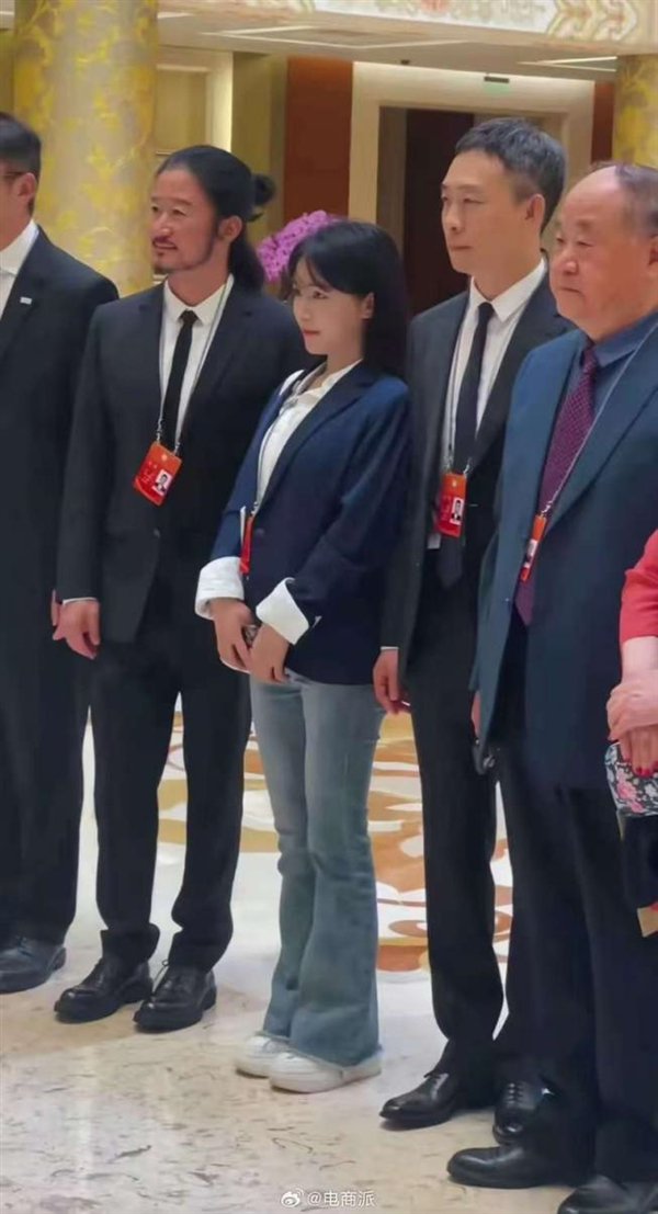 李子柒现身文明大会 与莫言、吴京、张译同框 大合照站C位