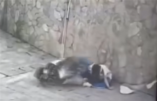 两名高中生戴着头盔撞墙并骑了改良的电摩托车