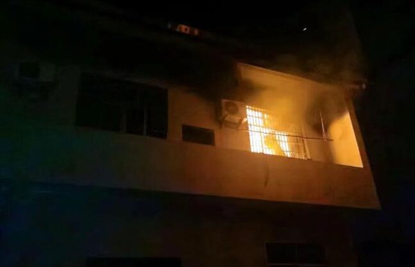 空调连夜工作突然起火 凌晨2点把房间烧了