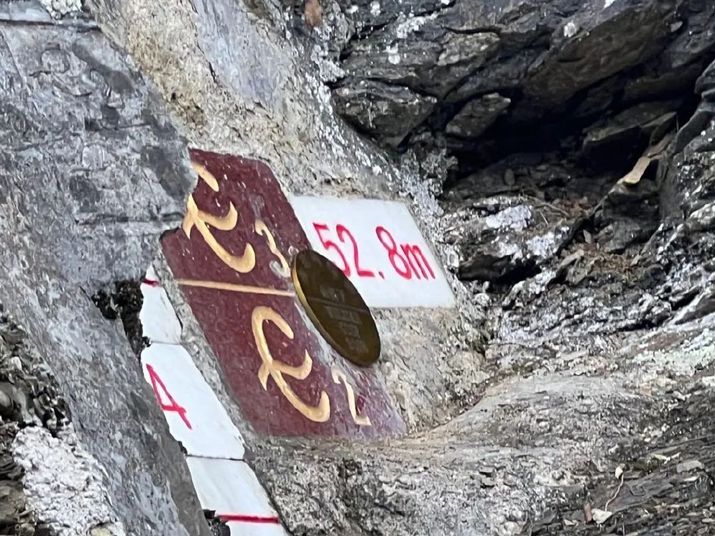 “金钉子”永久钉入剑河点位地层。科技日报记者 何星辉 摄