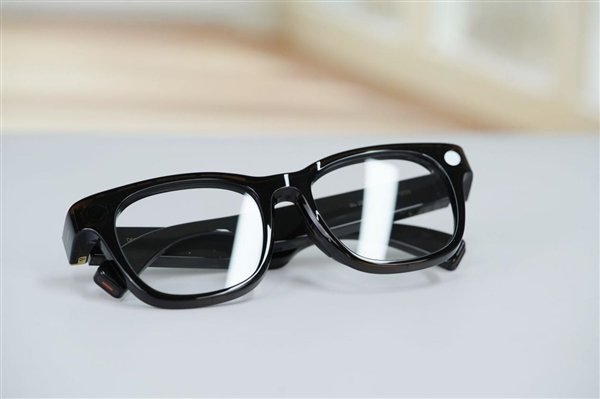 小米AI眼镜为何没有屏显功能 官方回应：专注拍摄、AI语音交互