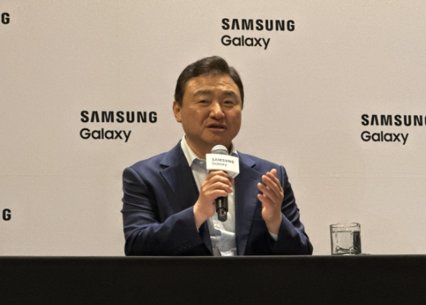 三星高管透露年内推出三折叠手机 强调将全力拓展AI可及性