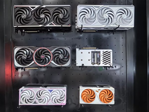 自带双M.2的RTX 5060、神秘背插主板：七彩虹这次BW2025干货太多了！