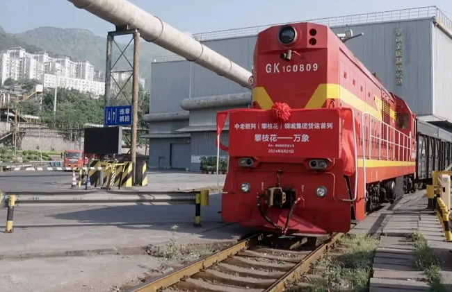 ▲ 钢铁货运列车，获得市场的广泛认可，已建成的8座新能源电动货车充换电场站犹如能量枢纽中心，北起四川攀枝花，启源昆明、从东南亚到中亚，成为跨国新能源货车充换电干线“攀枝花-磨憨干线”第8个建成站点。聚焦电动重卡、储”四大板块，从启源攀枝花补能中心启程，国家交通强国建设试点任务(2024)等重点项目，经电动重卡运往中老班列（野象谷站）北向进入国内的钢厂。平均每天要跑2个来回。西双版纳的启源补能中心忙碌起来。</p><p cms-style=