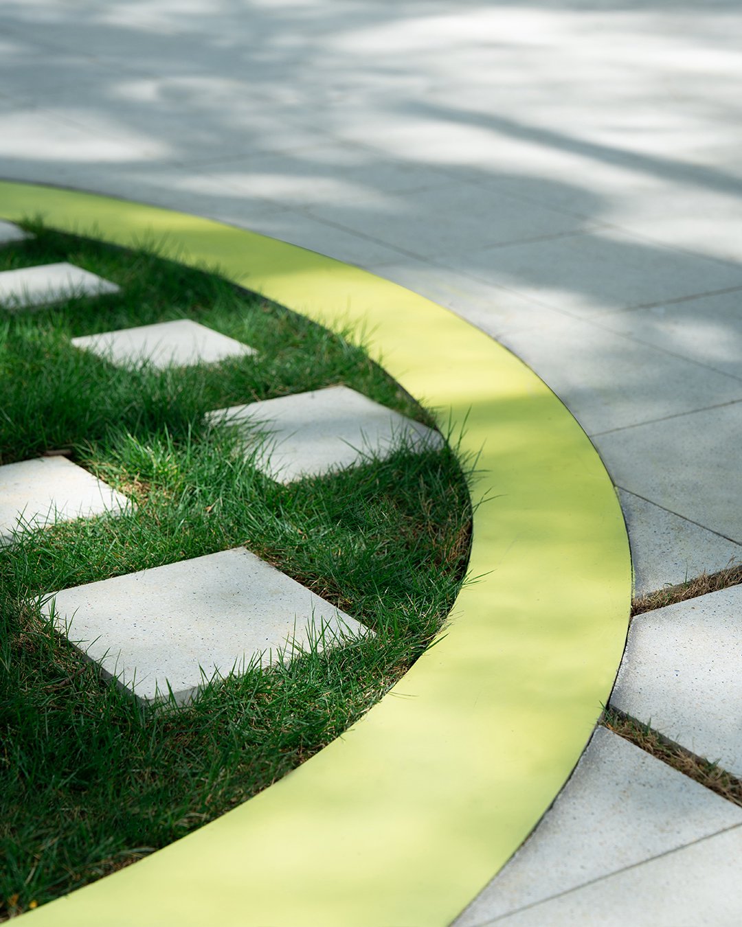 △东鹏瓷砖、生态石、生态软瓷等产品,以设计赋能空间,广泛服务于品质人居、现代公建与艺术展陈。