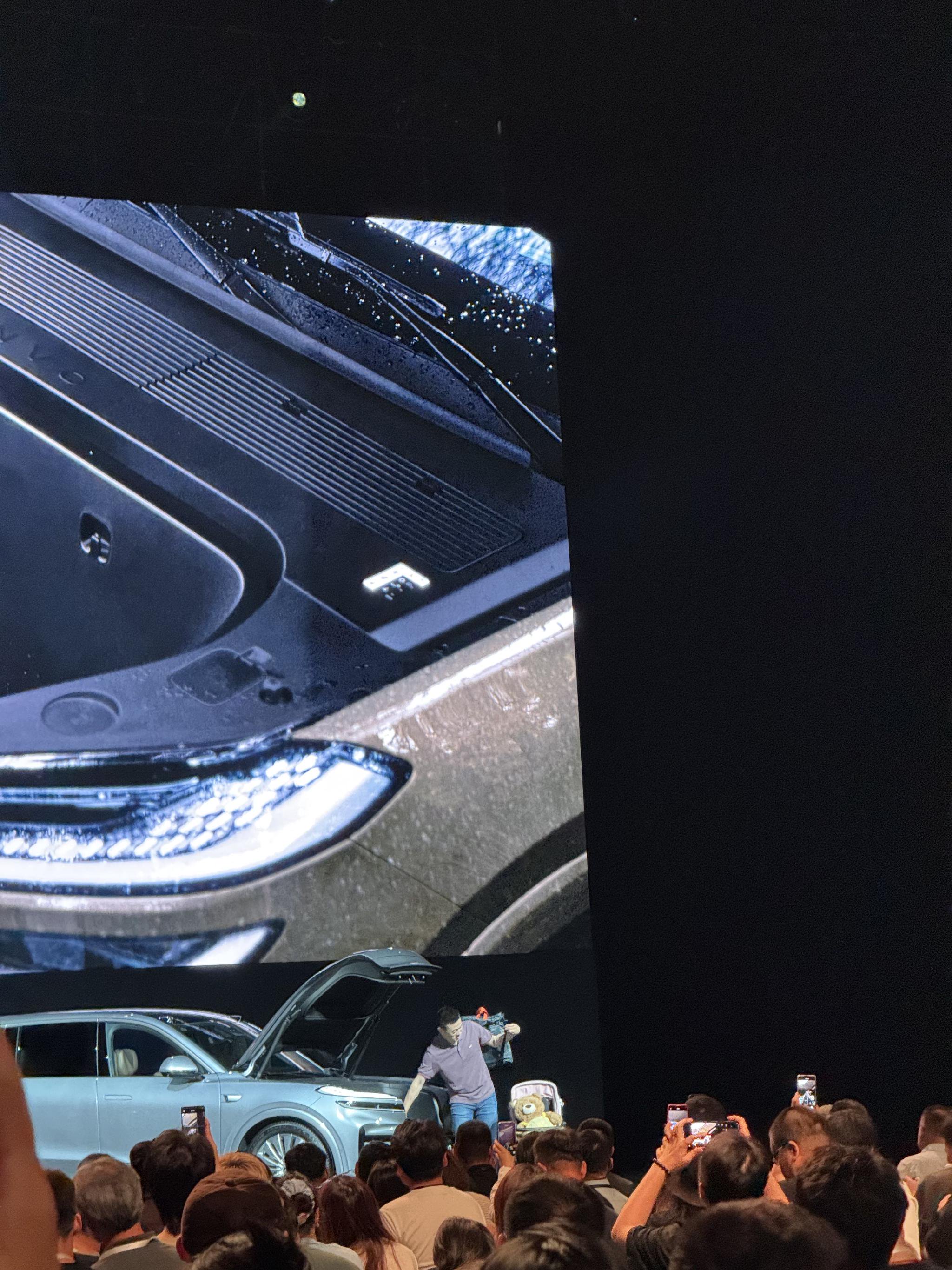 李斌现场演示产品功能 | 图片来源：极客公园