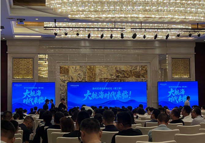 去清洁设备大师的圈子!在这个Mova地板洗涤器区
