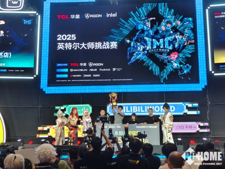 英特尔中国客户端消费业务总经理程淼为战队进行颁奖 