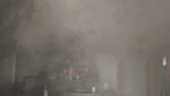 △家中弥漫着浓浓的烟雾。