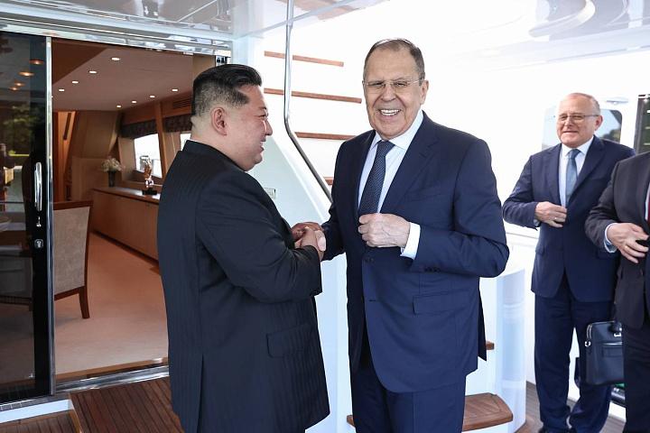 俄罗斯外交部网站发布的金正恩会见拉夫罗夫的照片。