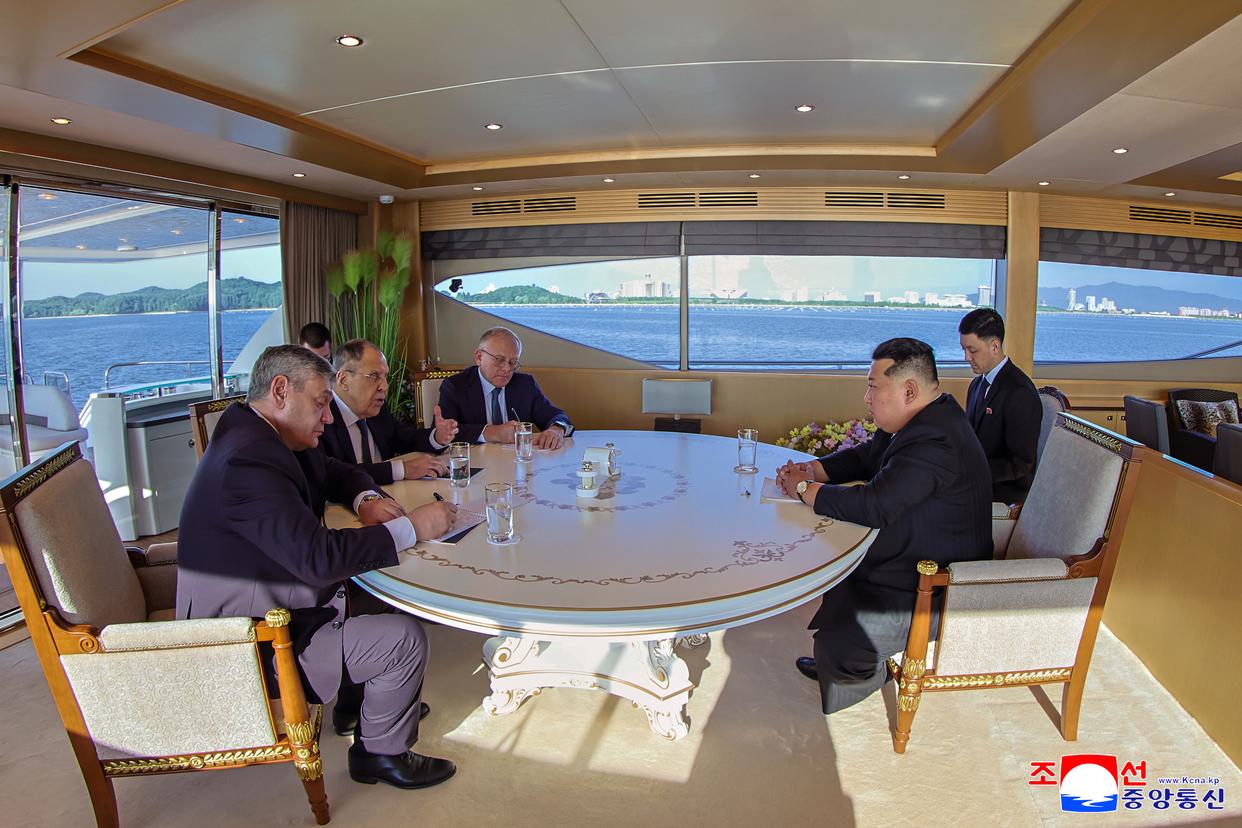 这是朝中社发布的金正恩会见拉夫罗夫的画面。新华社/朝中社