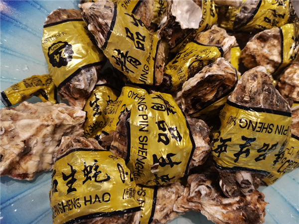 真的想问：生蚝肚子里的黑色到底是不是屎 能不能吃啊！