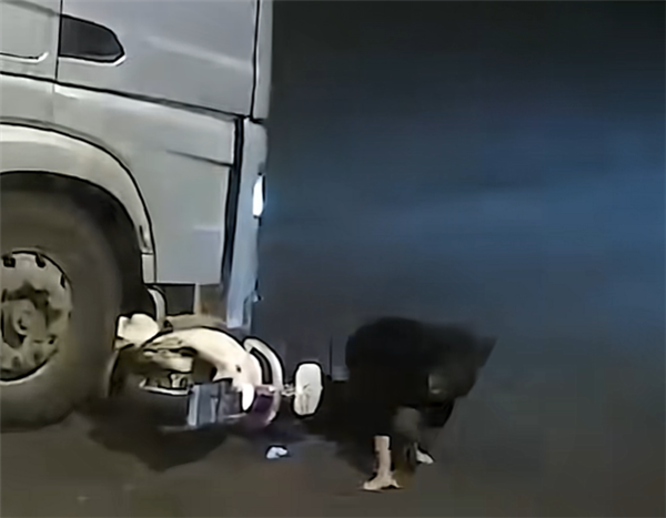 半挂车转弯撞倒骑车女子！责任判定大快人心