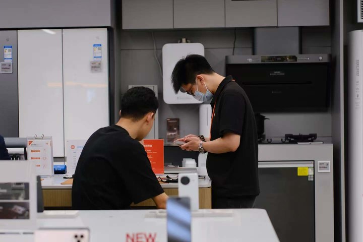 在部分小米门店，购买镜框后店员会指引你去附近的眼镜店完成配镜