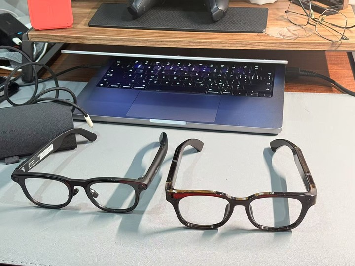 雷鸟 V3 Slim（左）与小米智能眼镜（右）｜Gabriel