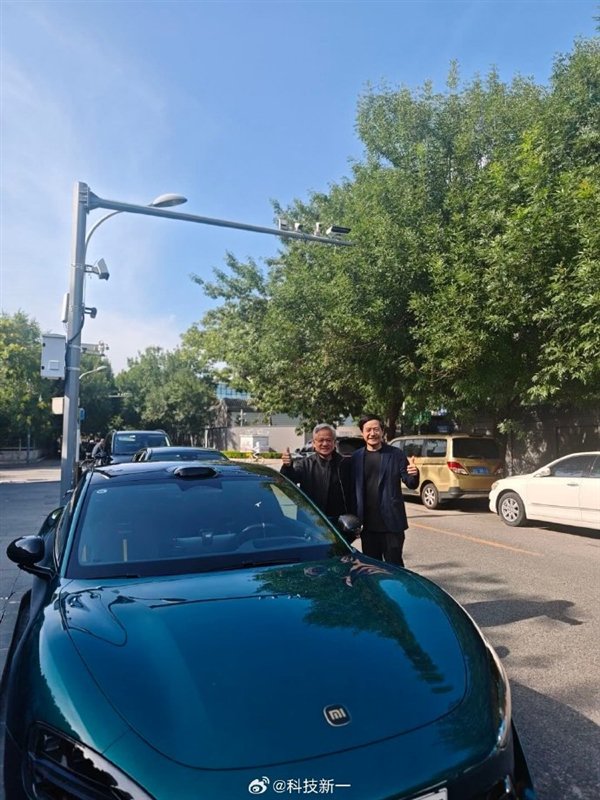 时隔12年再同框！雷军、黄仁勋在小米SU7 Ultra旁合影来了