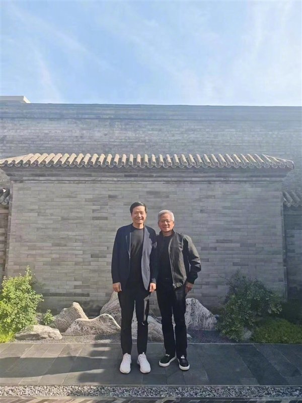 黄仁勋雷军合照曝光：二人肩并肩 面带微笑