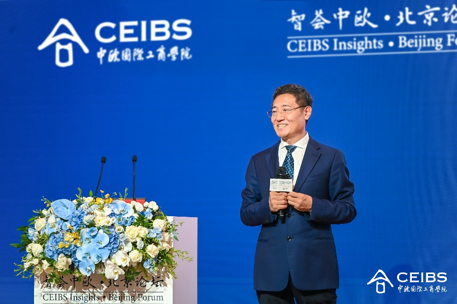 神州信息服务集团联席董事长、原中国银行副行长王永利发表主旨演讲