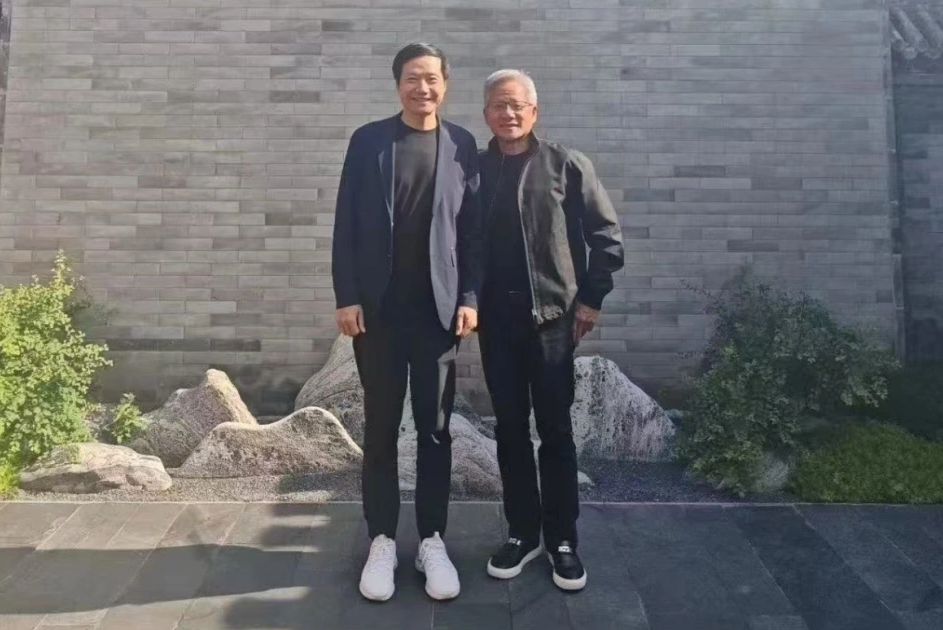 英伟达 CEO 黄仁勋今年第三次来华，与小米创始人雷军亲密合影曝光