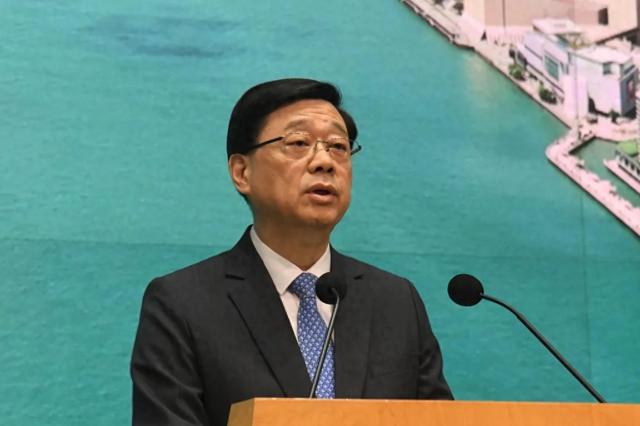 李家超7月15日在出席行政会议前会见记者。图源：香港《星岛日报》