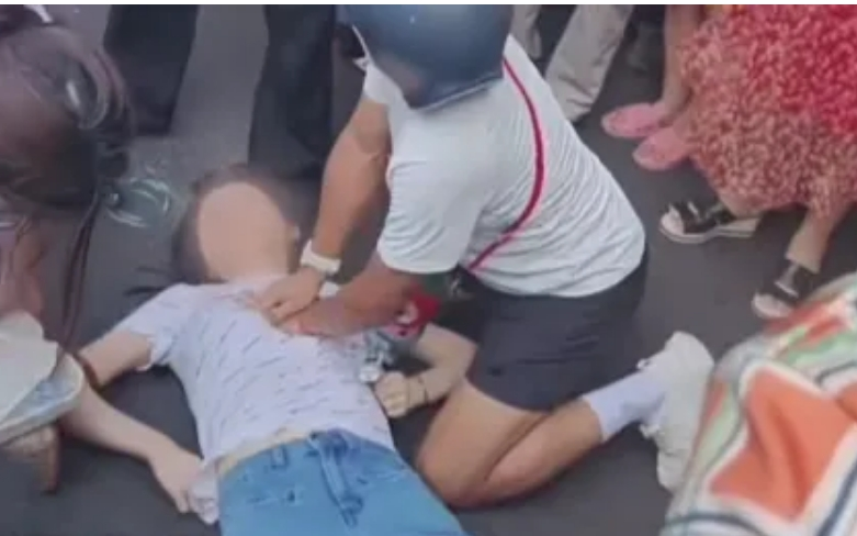 救人变“袭胸”，谁在用龌龊眼光审视善举？| 新京报快评