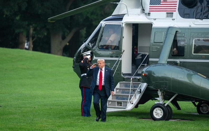 ▲7月13日，美国总统特朗普乘直升机返抵华盛顿白宫。图/新华社